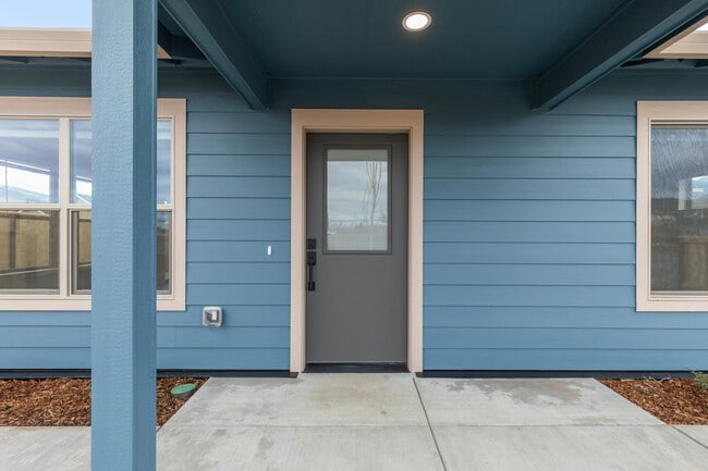 109 Gangnes Dr, Unit A in Talent, OR - Building Photo - Building Photo