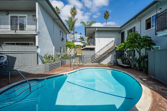 Kashmir Apartments in Fullerton, CA - Foto de edificio - Building Photo