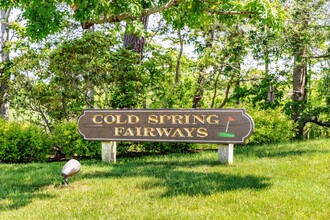 18 Spring Pond Ln in Southampton, NY - Building Photo - Building Photo