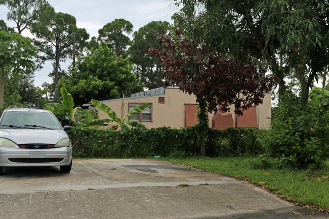 4470-4476 47th Ave S in Lake Worth, FL - Building Photo - Building Photo