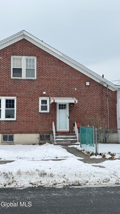 1058 Washington Ave in Albany, NY - Building Photo