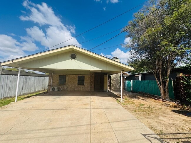 1004 Clark Blvd in Laredo, TX - Building Photo - Building Photo