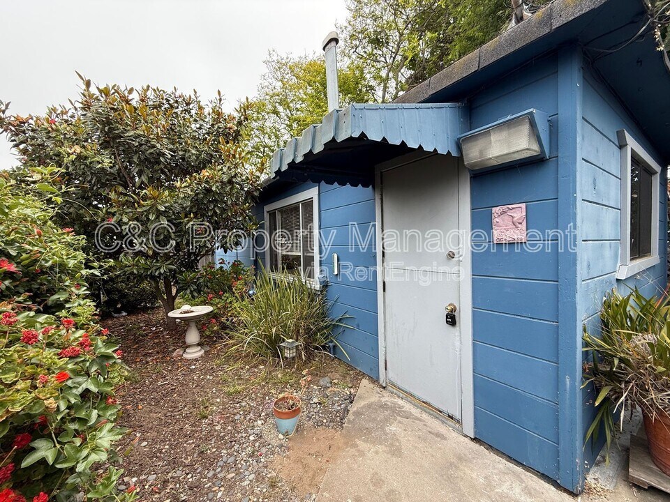 345 English in Monterey, CA - Building Photo