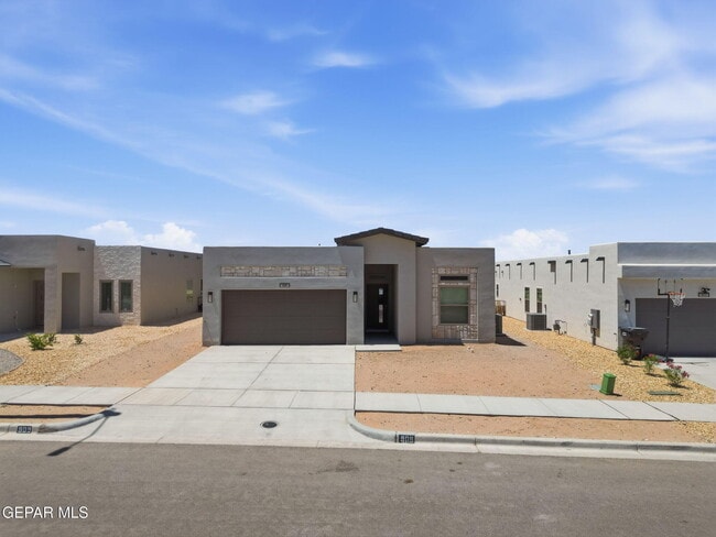 909 Larkhall Pl