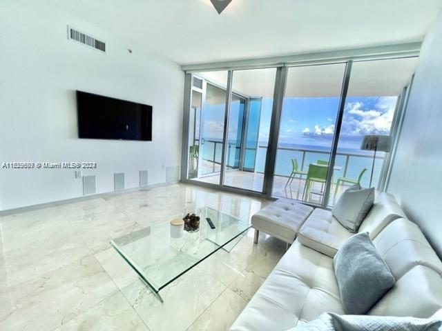 17121 Collins Ave, Unit 2203 in Sunny Isles Beach, FL - Foto de edificio - Building Photo