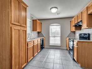 1025 Switzerland Ave in Yukon, OK - Foto de edificio - Building Photo