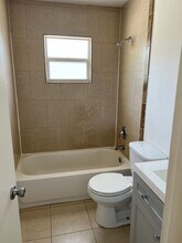 10309 Kentucky St in Bonita Springs, FL - Foto de edificio - Building Photo