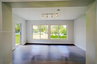 8390 SW 64th St in Miami, FL - Foto de edificio - Building Photo