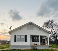900 NE Acc Rd in Mount Vernon, TX - Building Photo