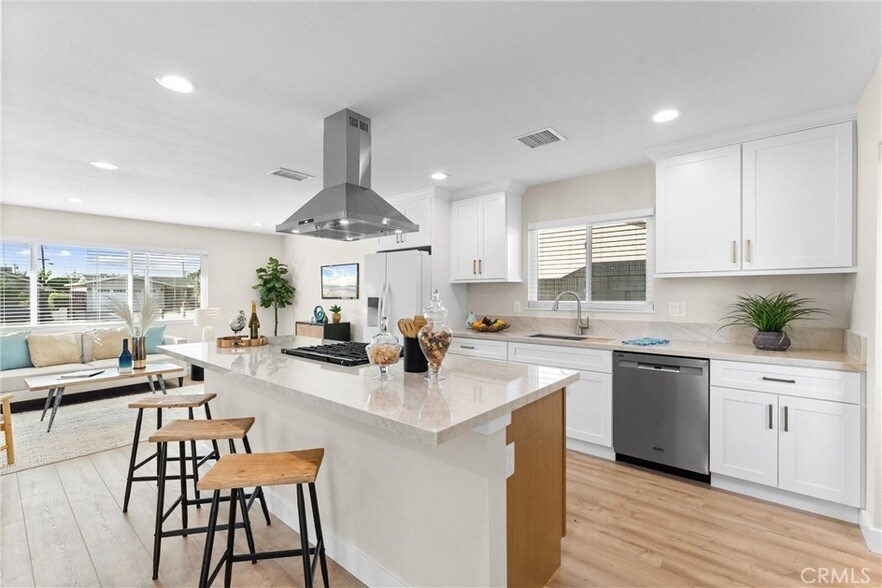 15542 Mayflower Ln in Huntington Beach, CA - Foto de edificio