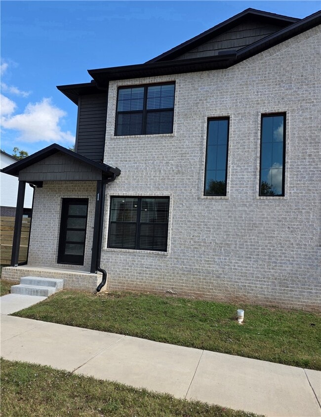 1002 N Crater Ave in Fayetteville, AR - Building Photo - Building Photo