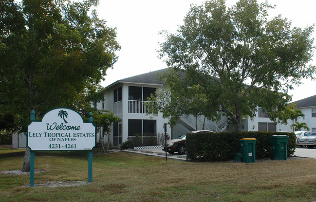 4251 Gulfstream Dr in Naples, FL - Foto de edificio - Building Photo