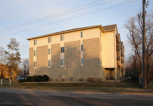 Crown Commons in Fridley, MN - Foto de edificio - Building Photo