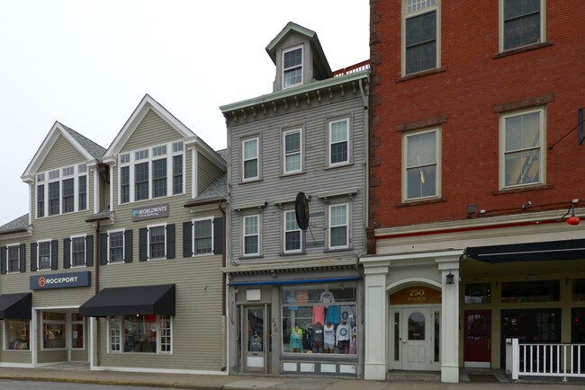 246 Thames St in Newport, RI - Foto de edificio - Building Photo