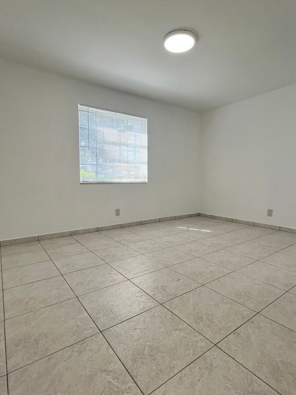 1117 NE 2nd Ct in Hallandale Beach, FL - Building Photo - Building Photo