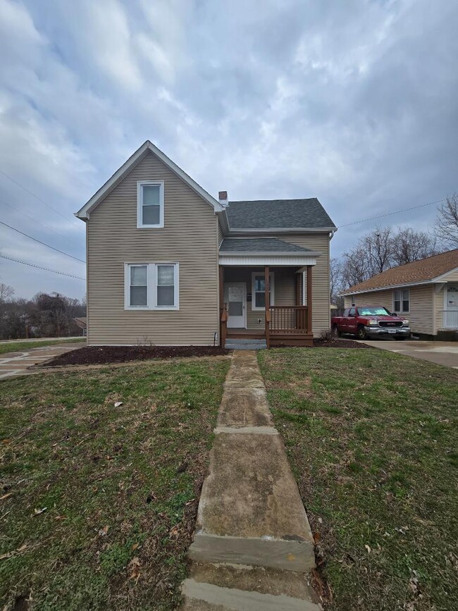 property at 148 N Dade Ave