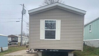 22 Eastview Dr in Bloomfield, IN - Building Photo