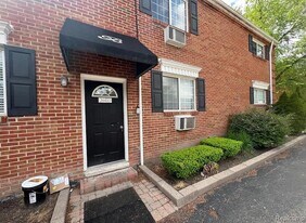 2445 Torquay Ave, Unit 112 in Royal Oak, MI - Building Photo