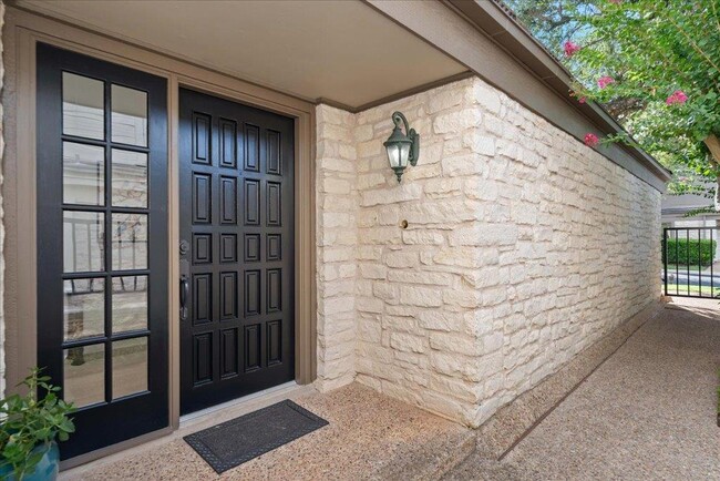 110 W Eagle Dr in The Hills, TX - Building Photo - Building Photo