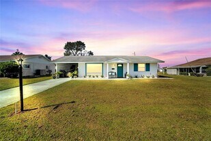 1216 Hacienda Dr in Sun City Center, FL - Building Photo