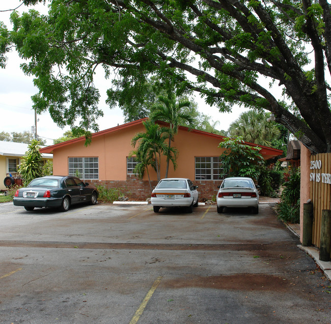 2500 SW 18th Ter in Fort Lauderdale, FL - Building Photo - Building Photo