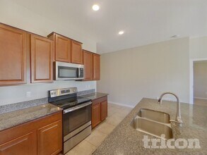 1616 Broad Winged Hawk Dr in Ruskin, FL - Building Photo - Building Photo