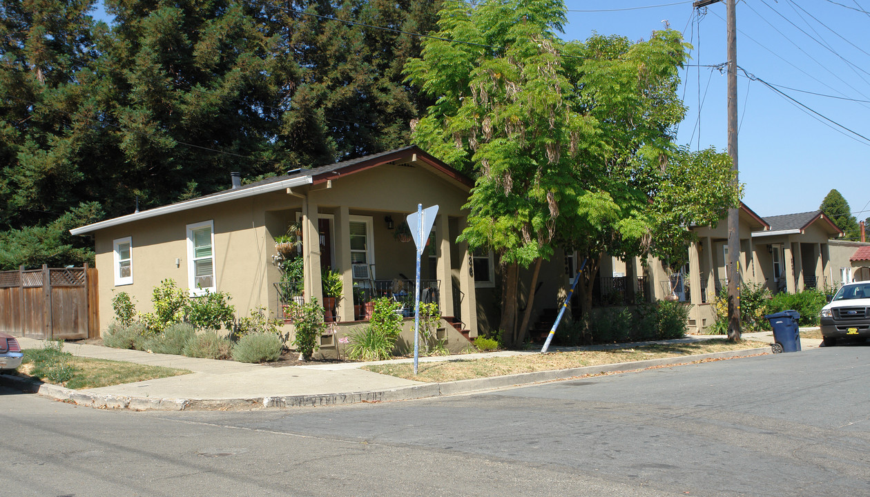 824-836 Richardson St in Martinez, CA - Foto de edificio