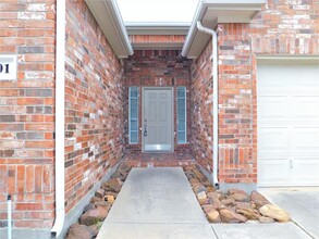 701 Lone Pine Dr in Little Elm, TX - Foto de edificio - Building Photo