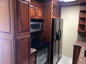 10810 N Kendall Dr in Miami, FL - Building Photo - Building Photo