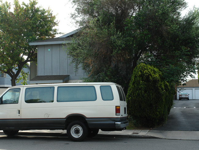 2660 Elden Ave in Costa Mesa, CA - Foto de edificio - Building Photo