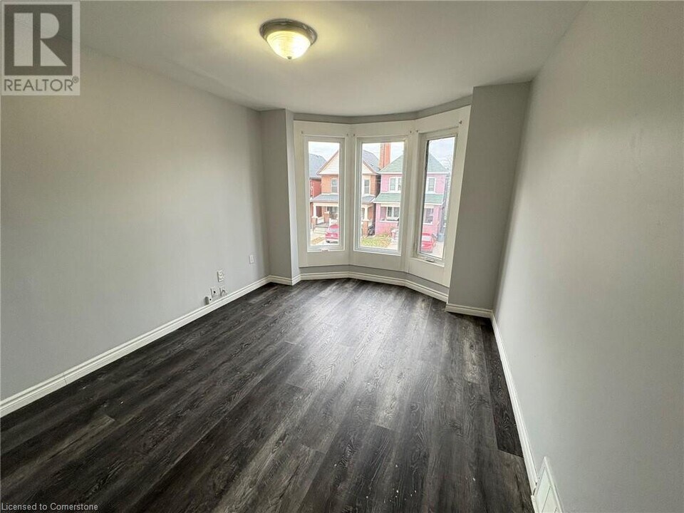 18 Barnesdale Ave N in Hamilton, ON - Building Photo