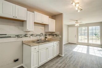 610 N Oak St in Arlington, TX - Foto de edificio - Building Photo