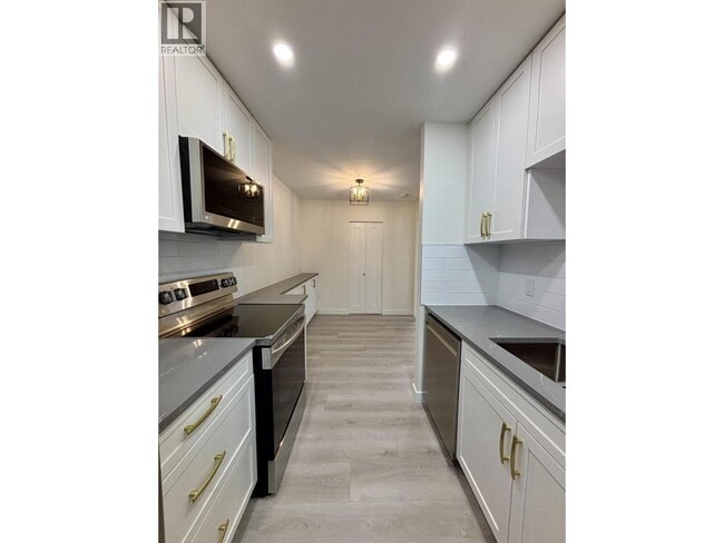 365 Ginger Dr in New Westminster, BC - Building Photo - Building Photo