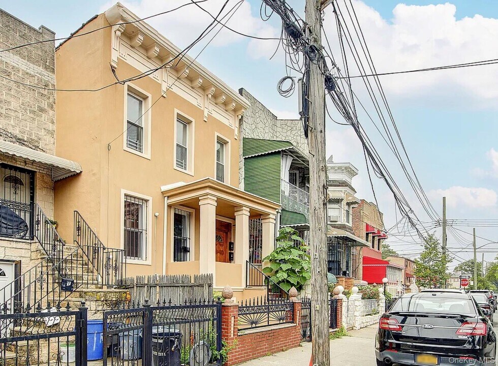 576 Essex St in Brooklyn, NY - Building Photo