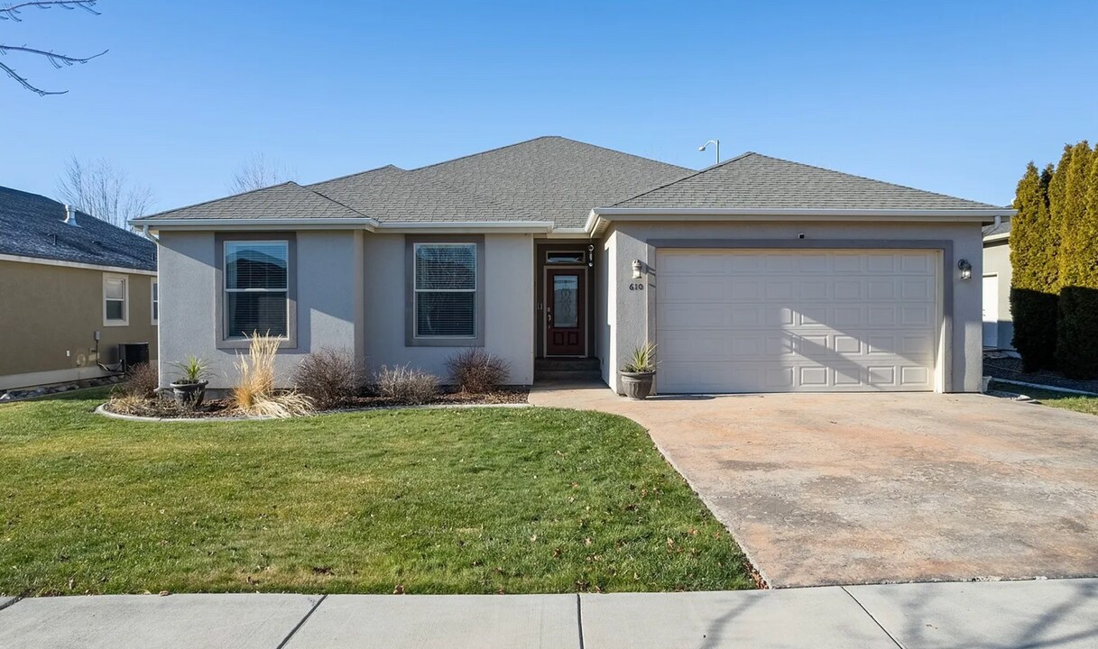 610 Torrey Pines Dr in Moses Lake, WA - Building Photo