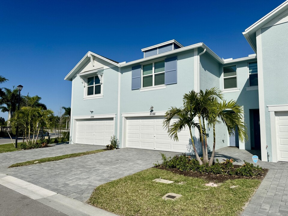 5788 SE Edgewater Cir in Stuart, FL - Foto de edificio