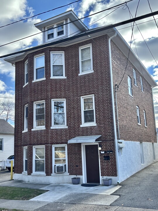 186 Gilbert Ave, Unit 2 in Elmwood Park, NJ - Building Photo