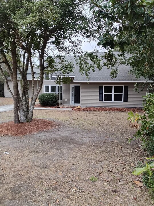 212 Oak Grove Cir in Hubert, NC - Building Photo