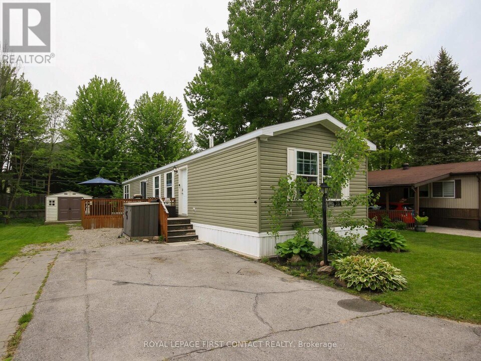 23 Georgian Glen Dr in Wasaga Beach, ON - Building Photo