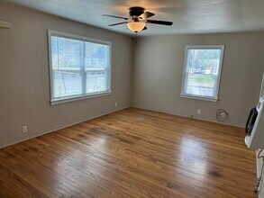 230 Laurel St in Medford, OR - Foto de edificio - Building Photo