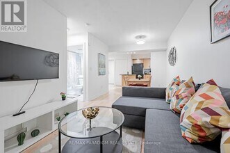 250 Wellington St W in Toronto, ON - Building Photo - Building Photo