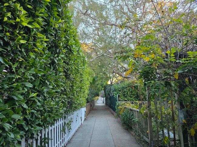 707 Copeland Ct in Santa Monica, CA - Building Photo - Building Photo