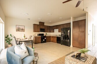904 N Olive Ave in Turlock, CA - Foto de edificio - Building Photo