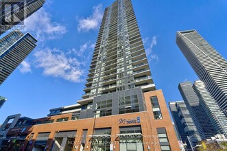 2200-2200 Lake Shore Blvd W in Toronto, ON - Building Photo - Building Photo