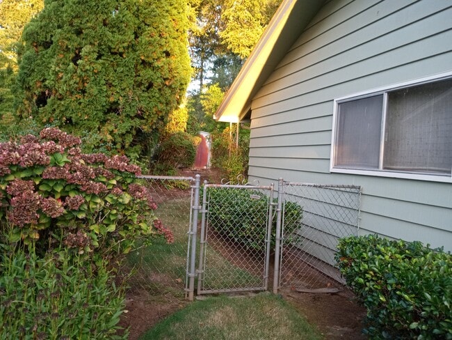 9387 SW Washington St in Portland, OR - Building Photo - Building Photo