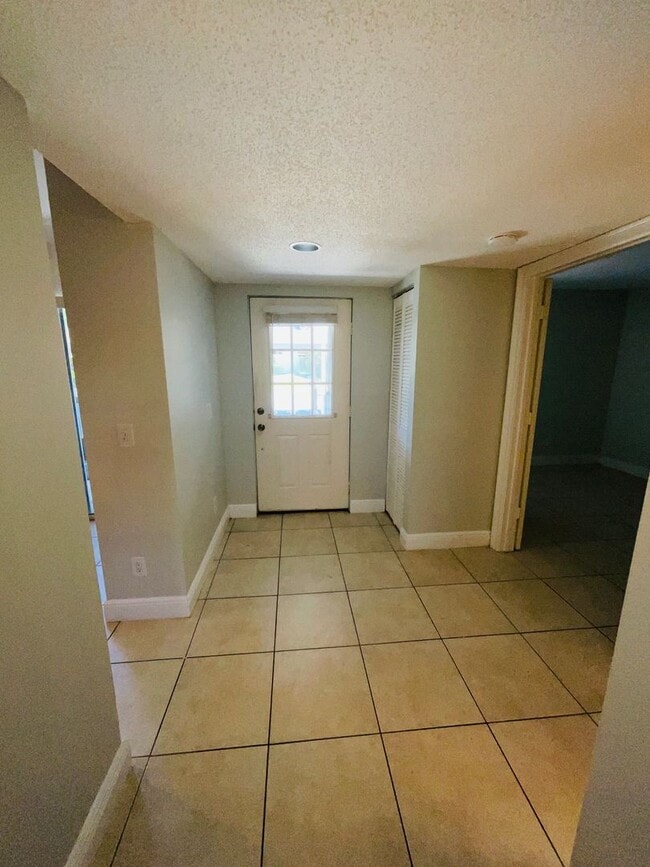 1617 NE Nautical Pl in Jensen Beach, FL - Foto de edificio - Building Photo