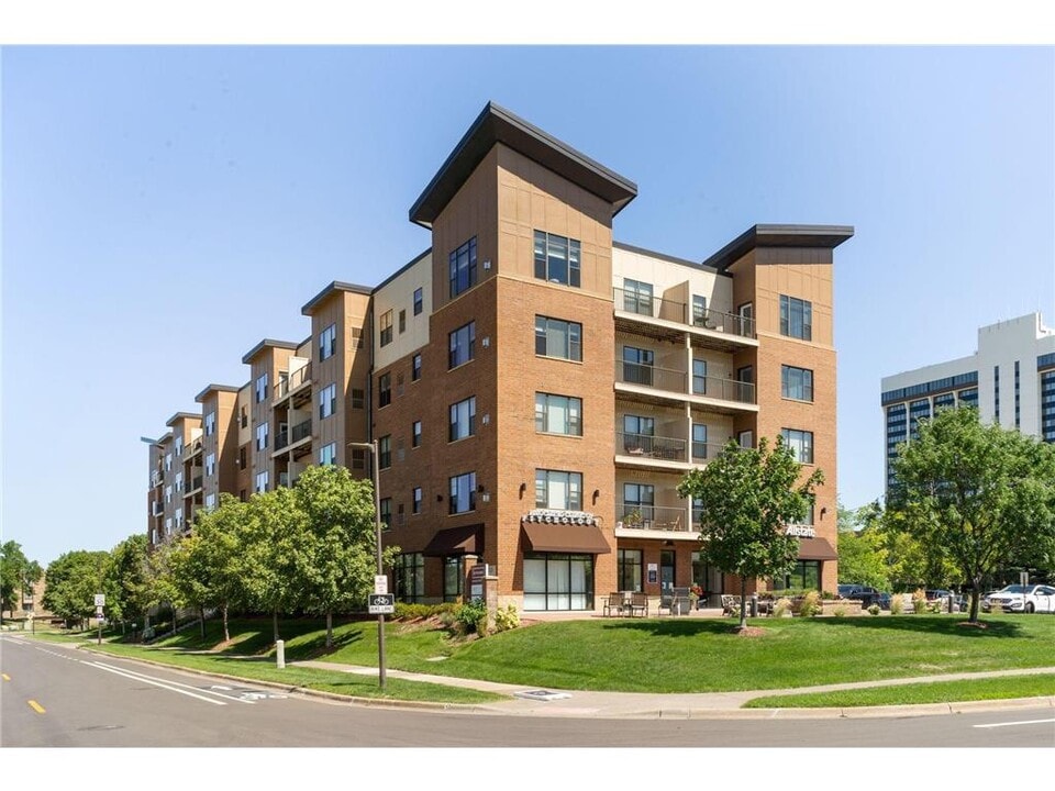 1155 Ford Rd in Minneapolis, MN - Building Photo