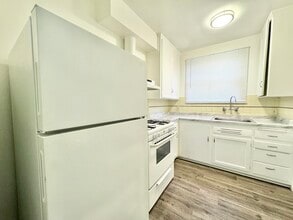 131 1/2 Normandie Ave in Los Angeles, CA - Building Photo - Building Photo