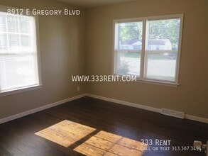 8912 E Gregory Blvd in Raytown, MO - Building Photo - Building Photo