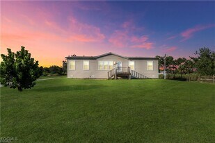 7824 8th Pl in La Belle, FL - Building Photo